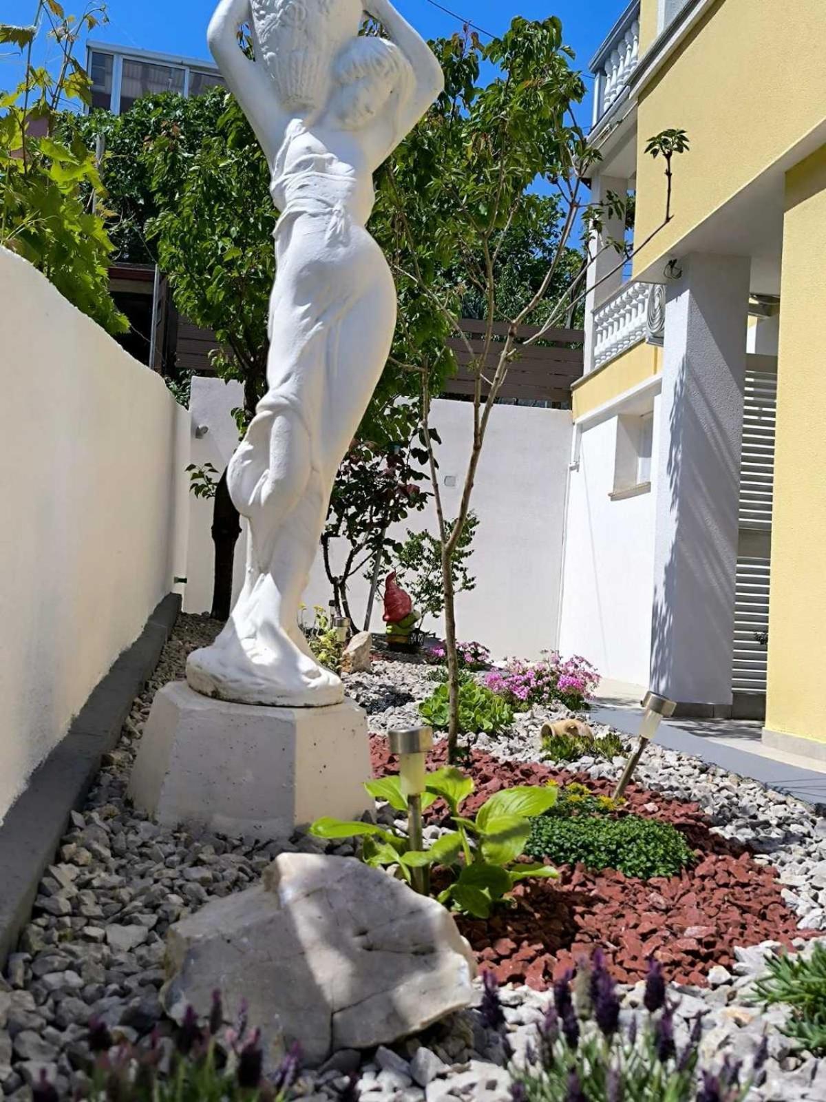 Apartment And Room Hudoletnjak Шіло Номер фото