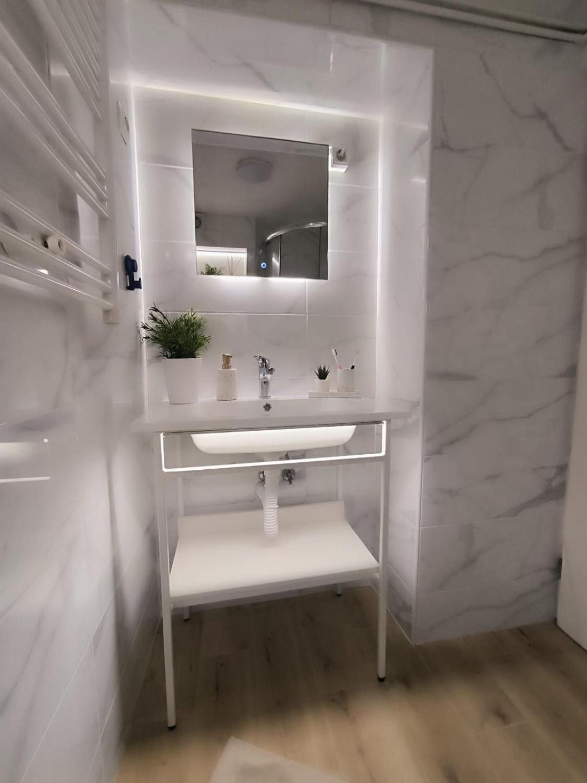 Apartment And Room Hudoletnjak Шіло Номер фото