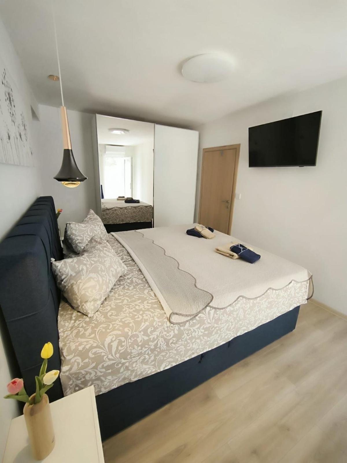Apartment And Room Hudoletnjak Шіло Номер фото